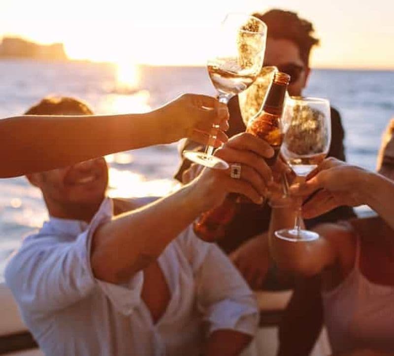 Mykonos : croisière au coucher du soleil en catamaran pour un petit groupe vers l'île de Rhénée
