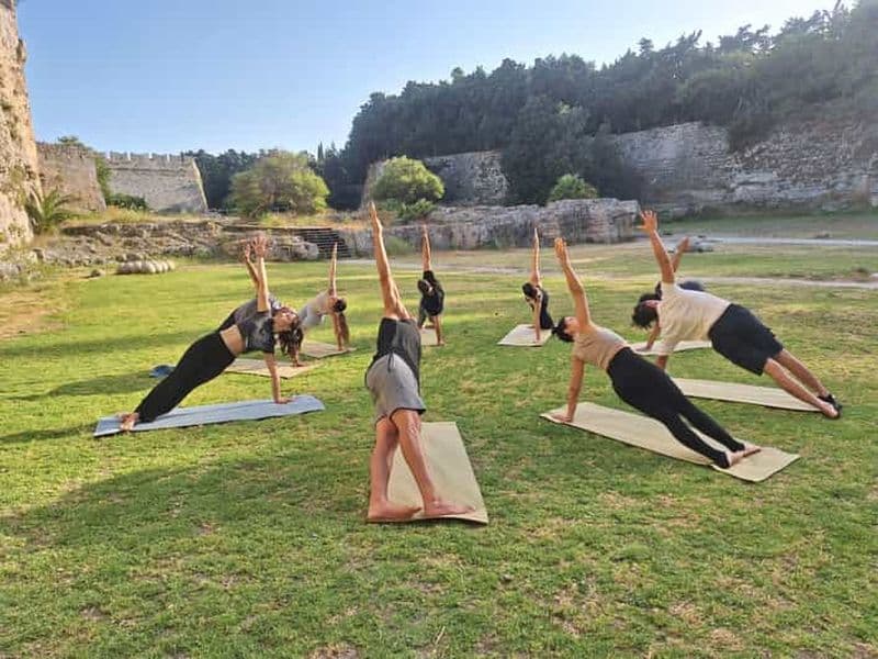 Ville de Rhodes : yoga en plein air au jardin des Grands Maîtres