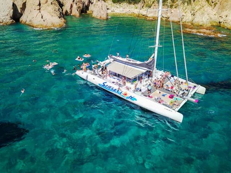 Lloret de Mar : Croisière de célébration avec barbecue et boissons