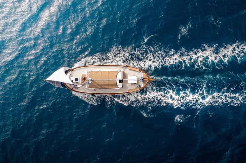 Billet La Maddalena : tour des îles et déjeuner à bord du voilier Dolce Vita.