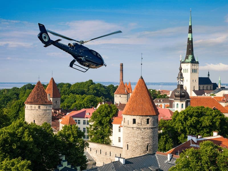 Depuis Helsinki : Excursion d'une journée en hélicoptère à Tallinn