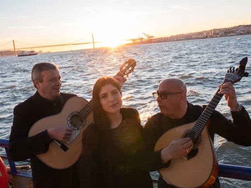 Billet Lisbonne : croisière en bateau avec spectacle de fado et boisson