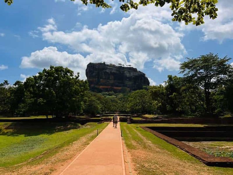 Depuis Sigiriya : le rocher du Lion de Sigiriya et le safari en Jeep à Minneriya