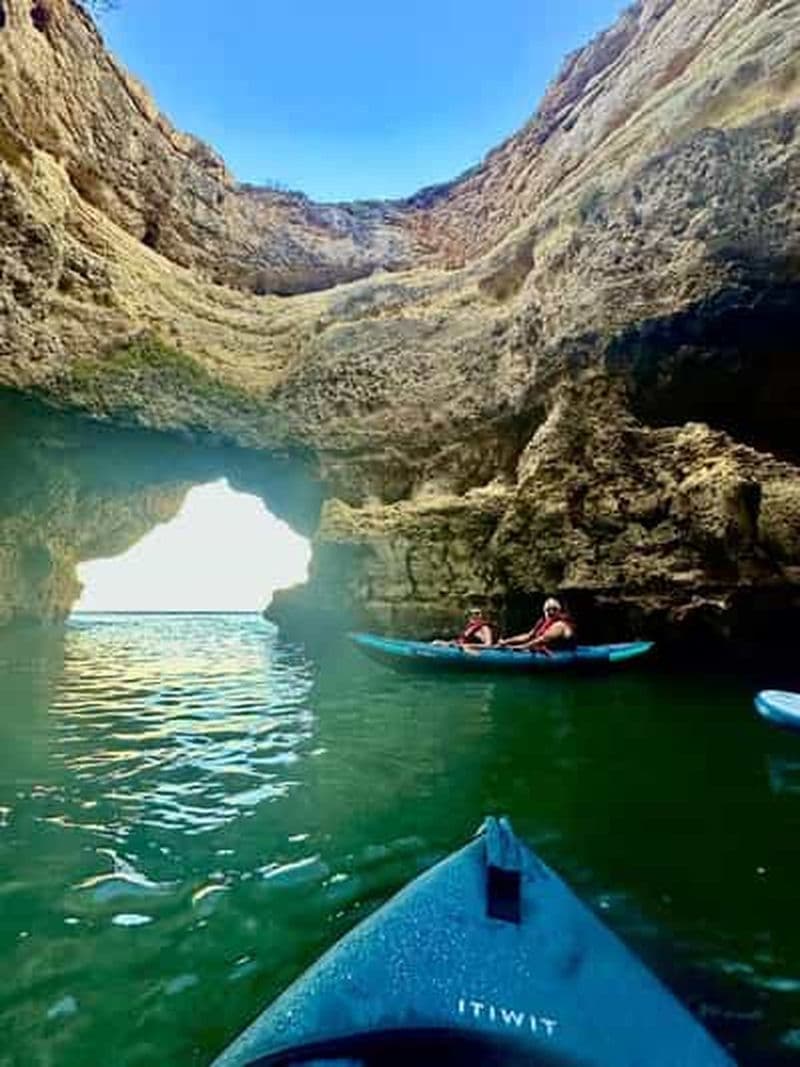 Excursion en kayak - Grottes et plages secrètes de l'Algarve (Algar dos Capitães)