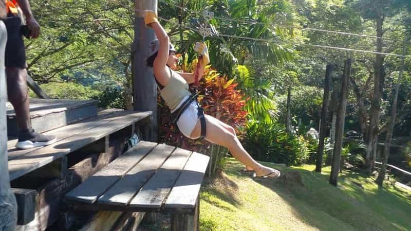 Randonnée dans les cascades Safari dans la jungle Zipline et excursion dans les sources thermales