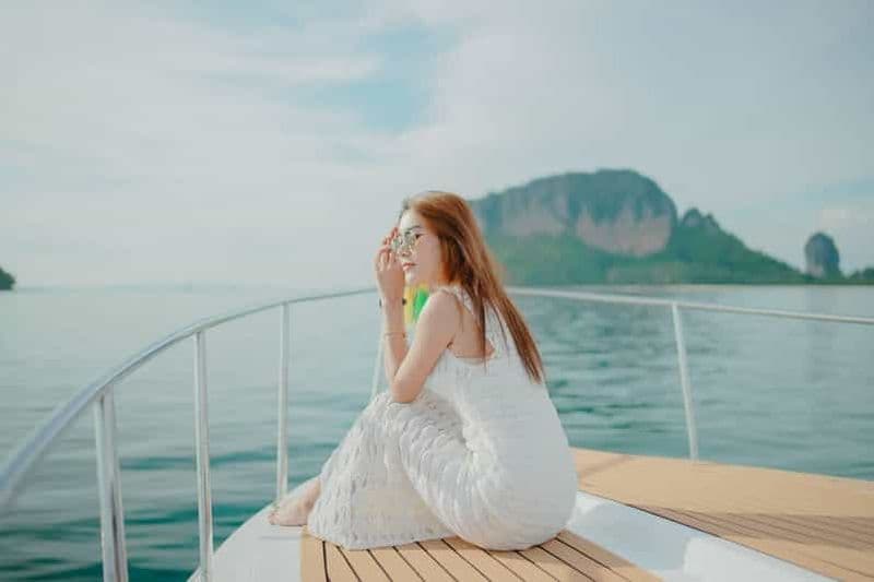 Billet Au départ de Krabi : Excursion privée d'une journée aux îles Phi Phi en bateau de luxe