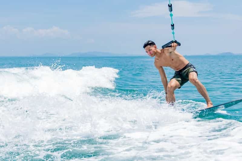 Billet Phuket : Aventure Wake Surfing avec bateau privé