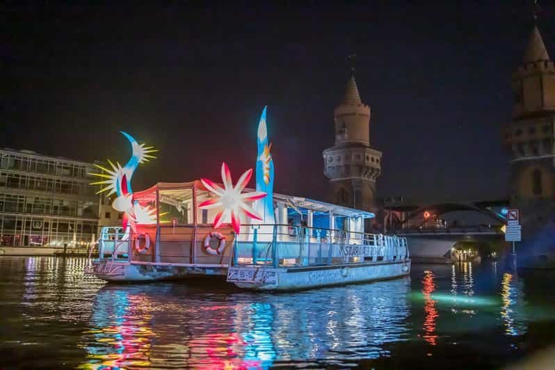 Billet Berlin : visite nocturne de la ville à bord de bateaux spécialement illuminés