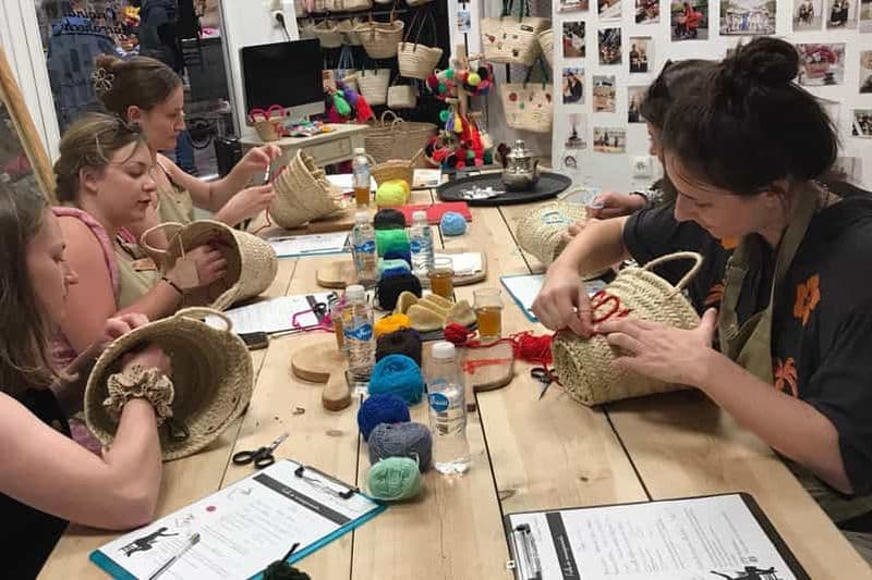 Atelier de broderie de panier à la médina de Marrakech