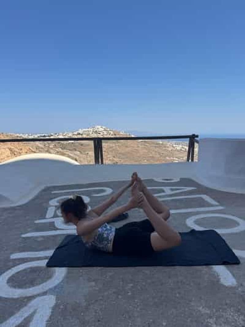 Yoga matinal et randonnée à Santorin, calme et ambiance locale