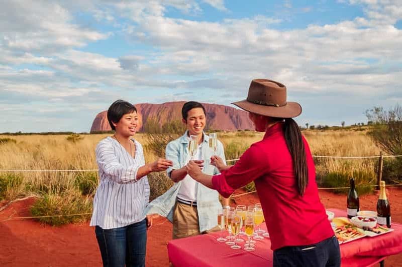 Uluru : coucher de soleil, vin mousseux, plateau de fromage et barbecue gastronomique