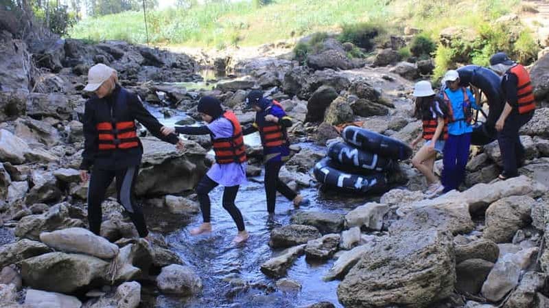 Découvrez la grotte de Pindul en bouée et explorez la lave du Merapi en Jeep