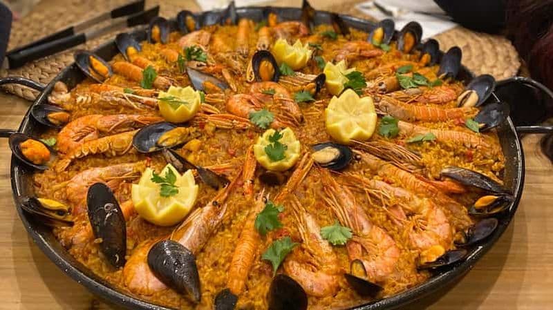 Cours de cuisine en soirée à Barcelone : 5 plats, 3 paellas et cava
