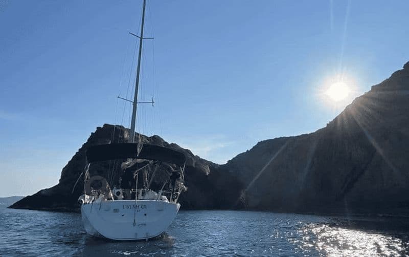 Explorez Punta Falconera : baignade, voile, paddle et vues imprenables