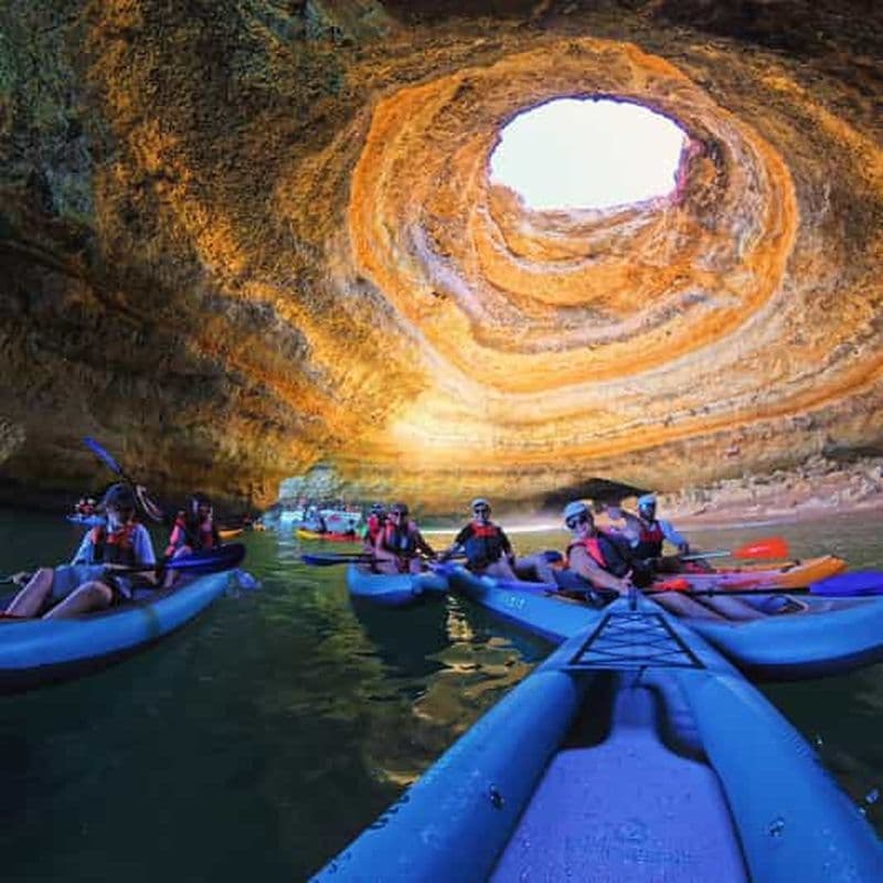 Benagil : Visite guidée en kayak à l'intérieur des grottes et Praia da Marinha.