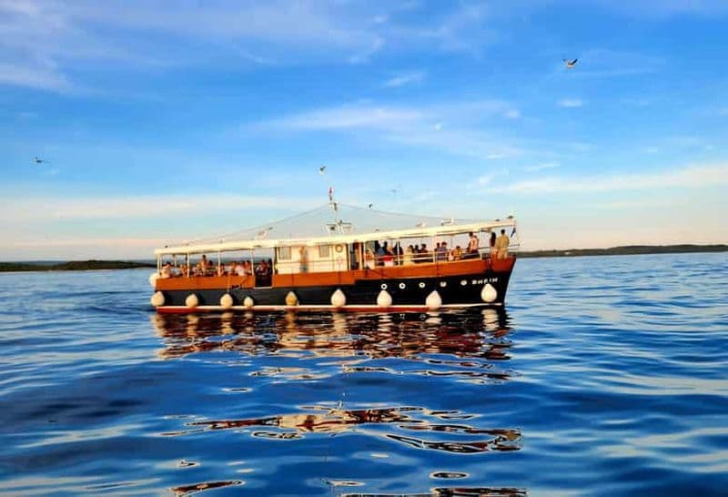 Billet Pula : tour en bateau au coucher du soleil avec dîner et observation des dauphins dans les îles Brijuni