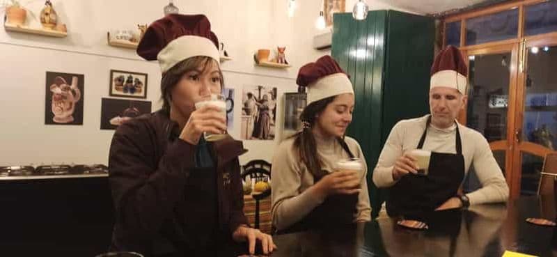 Cours de cuisine et visite du marché avec un chef local.