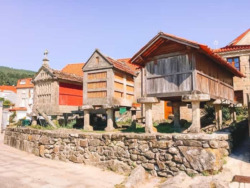 Billet Au départ de Saint-Jacques-de-Compostelle : circuit dans les Rías Baixas avec tour en bateau et visite d'un domaine viticole