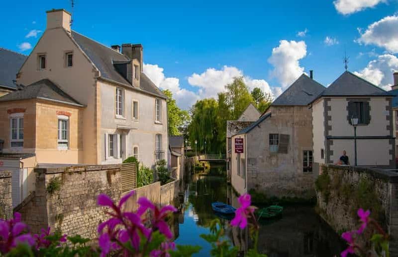 Découvrez Bayeux : une visite guidée privée à pied avec un guide local