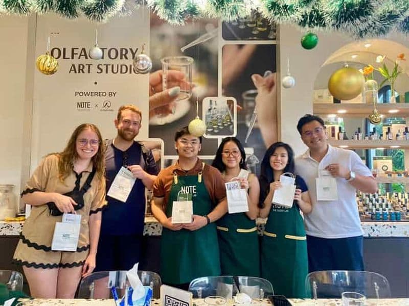 Vietnam : atelier de fabrication de parfum avec flacon à emporter