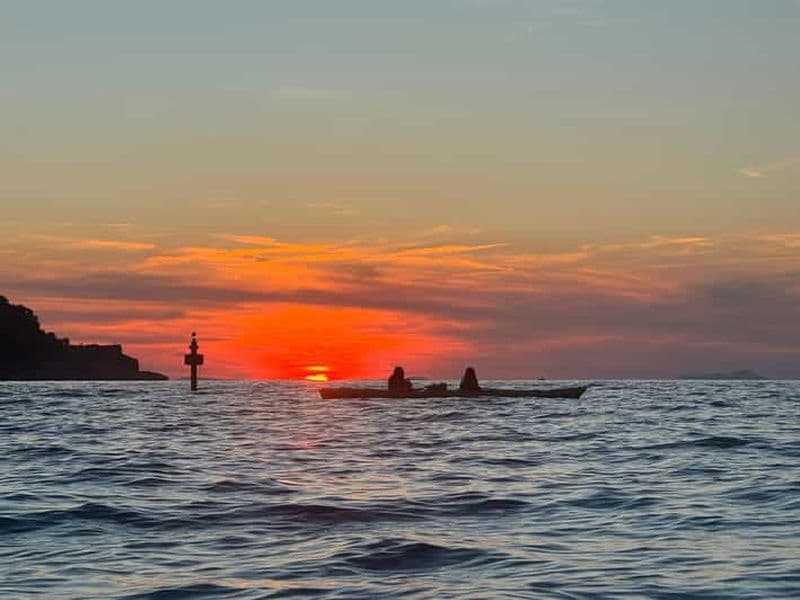 Sorrente : Visite guidée de la côte de Sorrente en kayak au coucher du soleil
