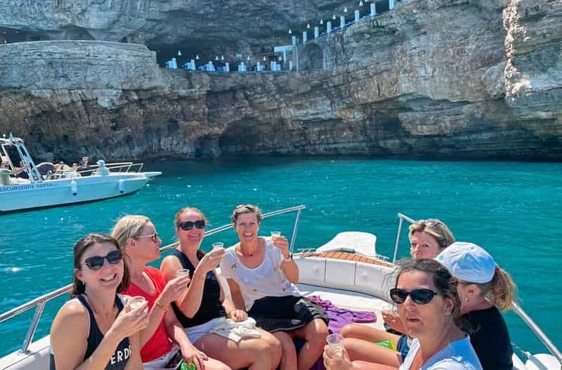 Polignano : croisière PRIVÉE en bateau vers les grottes avec apéritif