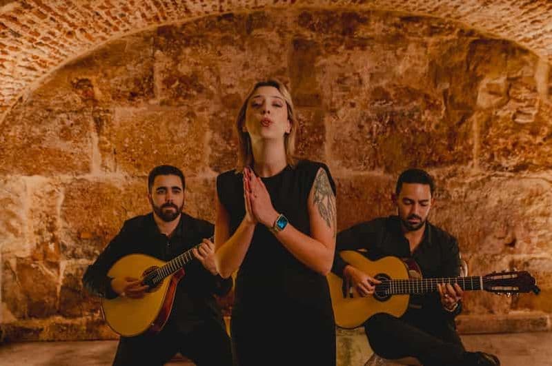 Lisbonne : spectacle de fado et dégustation de vin dans l'enceinte des remparts médiévaux