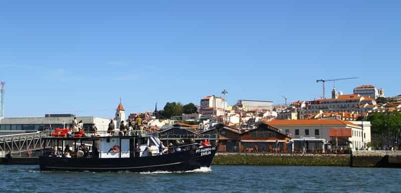 Cascais : croisière au coucher du soleil vers Lisbonne avec open bar