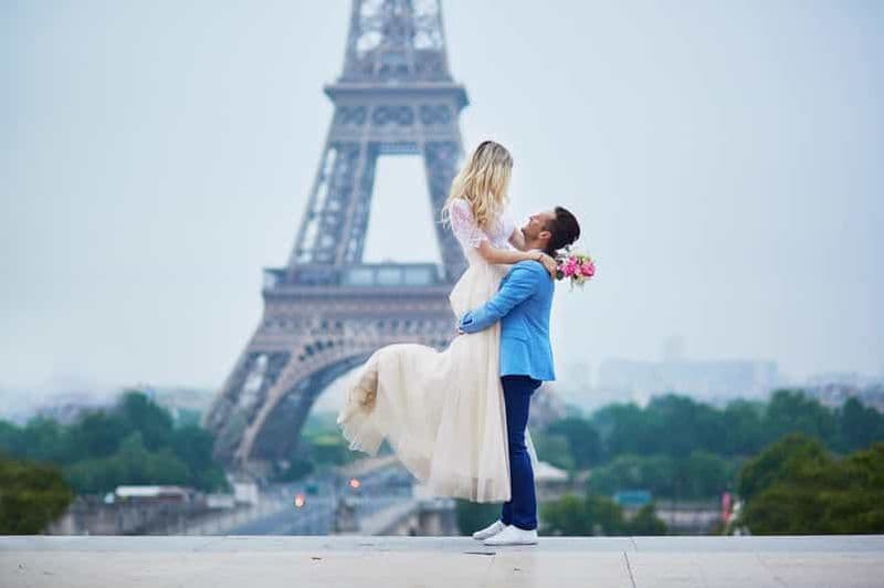Billet Paris : Photoshoot de couple romantique (avec bouquet de fleurs !)