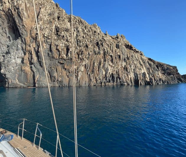 Funchal : Demi-journée et journée complète d'excursion en bateau à voile privé