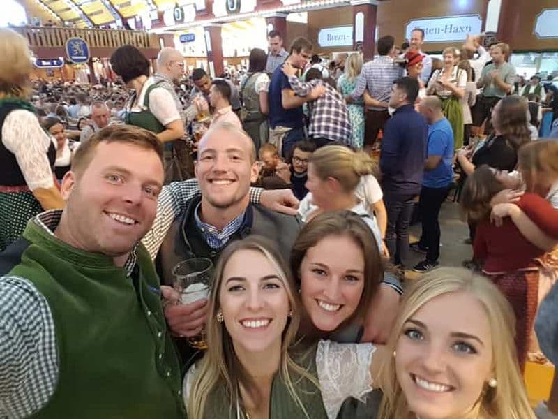 Billet Munich : Visite culinaire de l'Oktoberfest avec sièges réservés, repas et bière