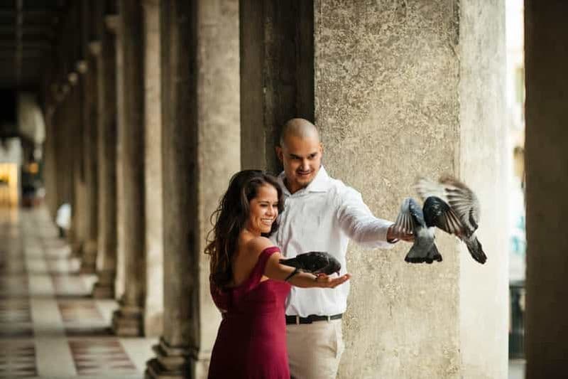 Photographie de couple dans la Venise romantique au milieu des rues et des.