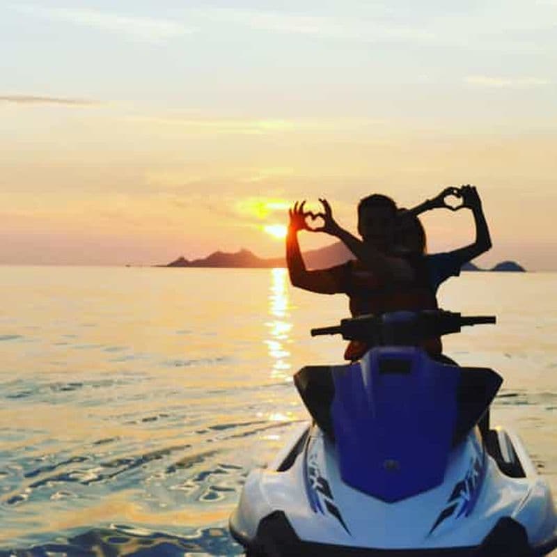 coucher de soleil en jet ski dans le golf d'Ajaccio
