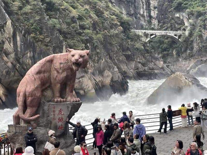 Billet Randonnée facile dans les gorges du tigre et visite d'une journée dans la vieille ville de Baisha
