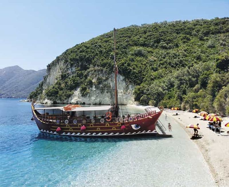 Nydri : une navigation à travers l'histoire. Croisière quotidienne avec barbecue sur la plage