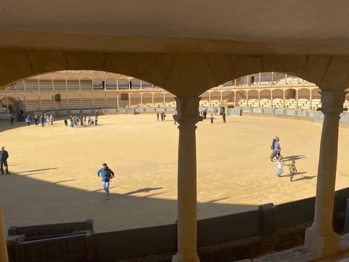 Billet Depuis Estepona : Ronda, transport privé, café, arène de tauromachie, tapas, boissons