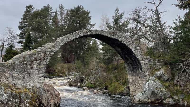 Billet Au départ de Carrbridge : les Cairngorms, le whisky et l'histoire des Highlands