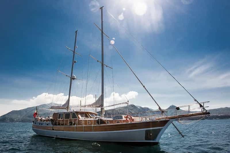 Billet Lampedusa : Elegant Day Boat Tour avec déjeuner à bord