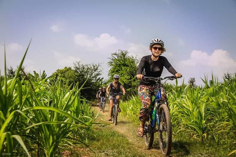 Billet Phnom Penh : Visite d'une demi-journée des îles de la soie à vélo avec guide
