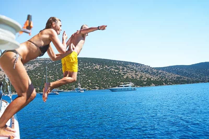 Billet Fête sur un bateau jusqu'à la plage avec baignade, DJ et open bar