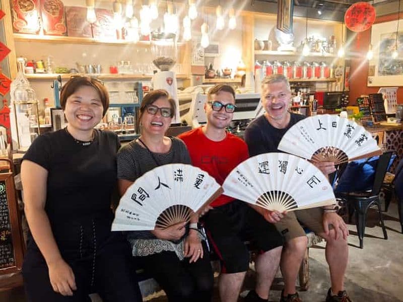 Atelier de calligraphie chinoise à Xi'an : art de l'encre et dégustation de thé