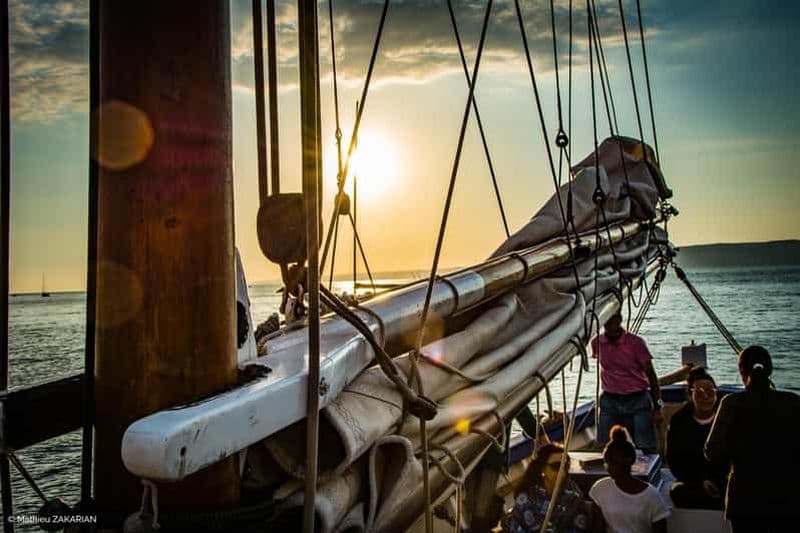 Billet Marseille: Coucher de Soleil en Voilier, Buffet et Vin