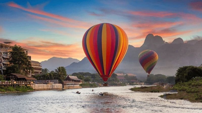 Vang Vieng : tour en bateau à longue queue et vol en montgolfière