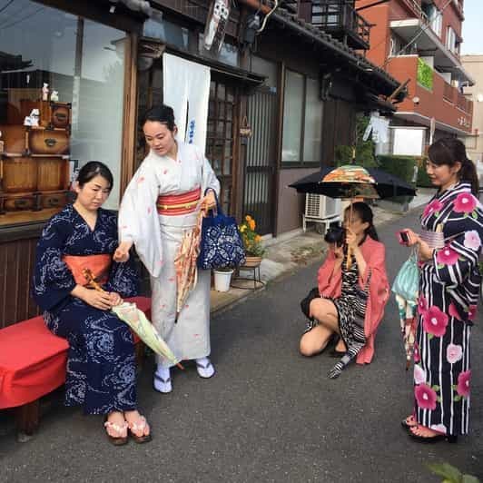 Tokyo : Séance d'habillage de kimono, de marche et de photographie