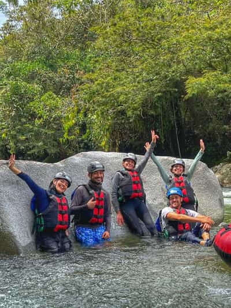 Medellín : TUBING SUR LA RIVIÈRE GUATAPÉ