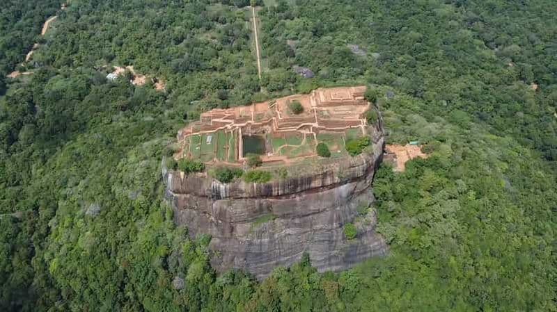 Depuis Kandy : Visite de la forteresse du rocher du lion de Sigiriya en Tuk Tuk