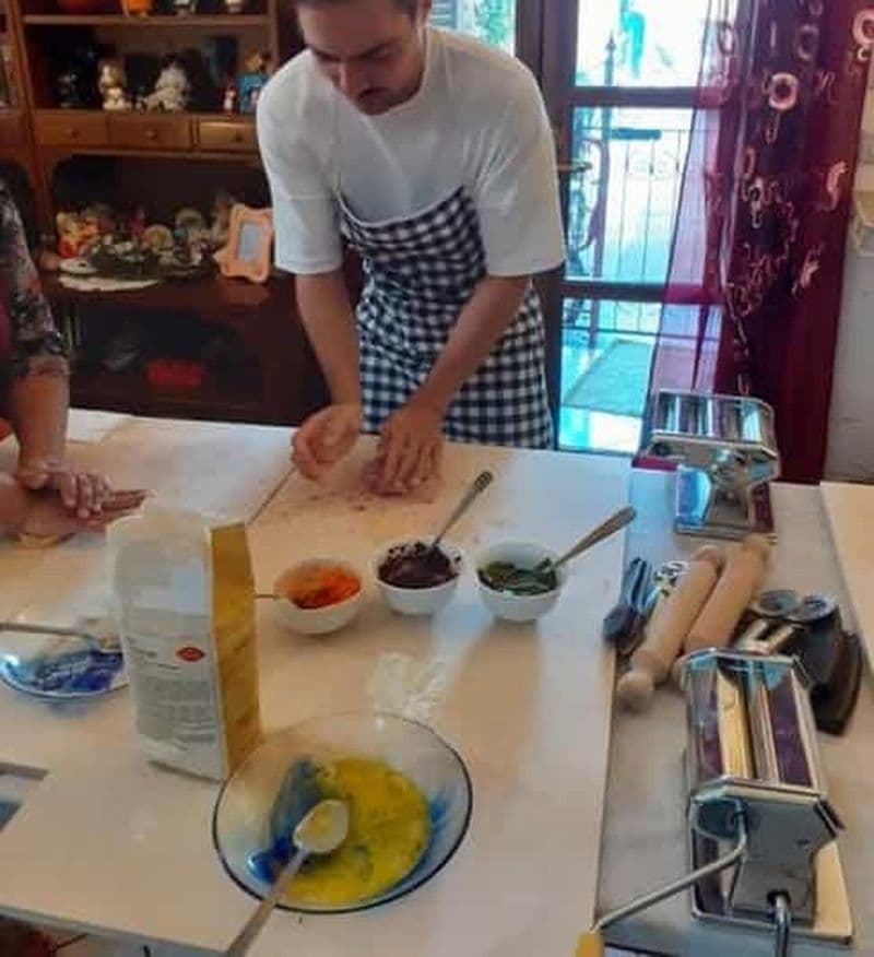 Cours de cuisine sur les tagliatelles et les raviolis colorés près d'Arezzo