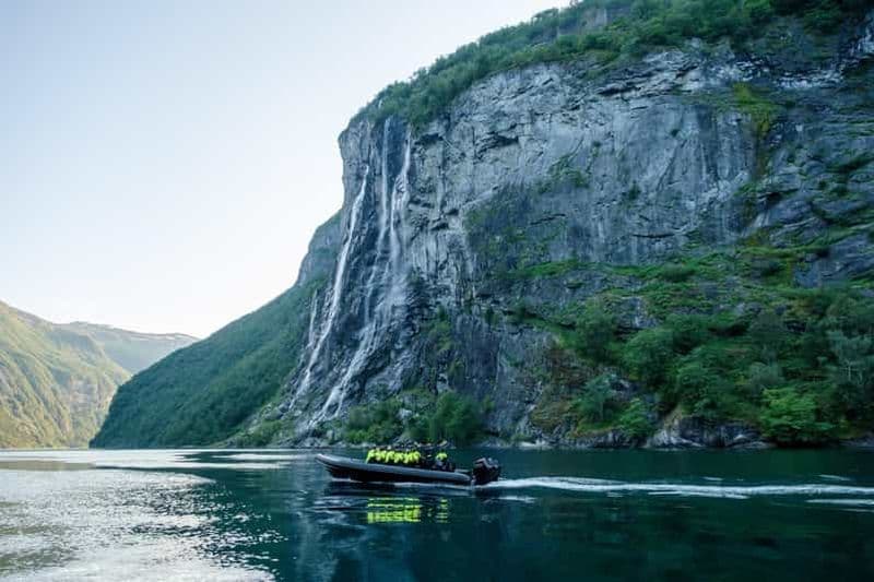 Billet Olden : Bus vers le Geirangerfjord pour un safari en bateau semi-rigide