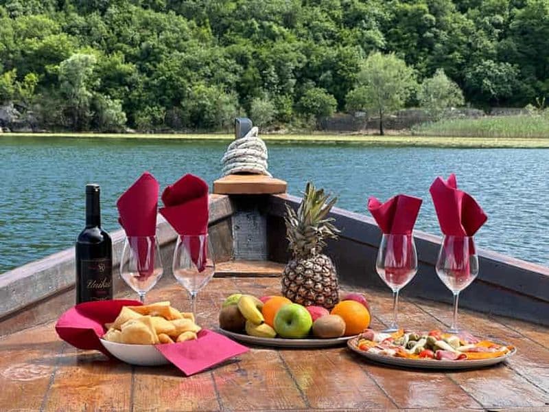 Réserve d'oiseaux, Monastère Kom, baignade dans le lac, boissons gratuites