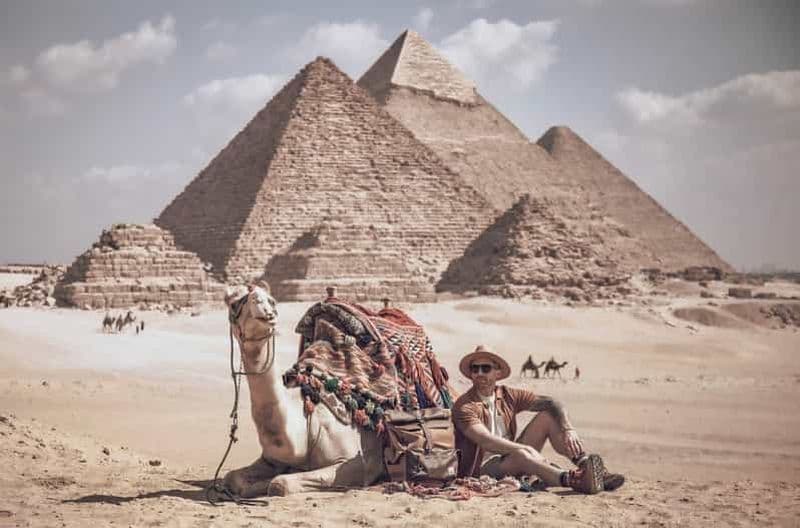 Depuis Hurghada : Excursion d'une journée en avion aux Pyramides et au Musée du Caire